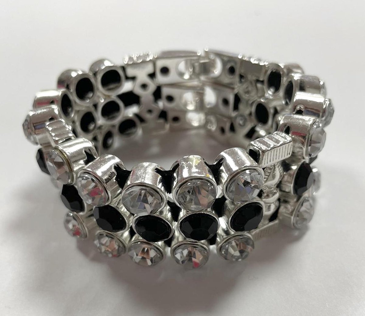 Armband statement - Zilverkleurig, zwart - 19 Centimeter - Handige kliksluiting - Damesdingetjes
