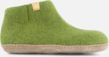 Groene wollen vilten slof met bruine zool en oranje stiksels.