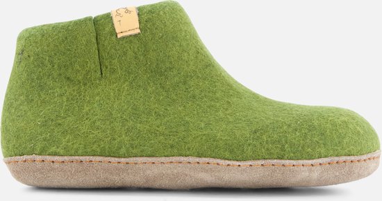Groene wollen vilten slof met bruine zool en oranje stiksels.