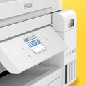 Gedetailleerd beeld van het kantelbare touchscreen en de inktcontainers van een witte Epson EcoTank-printer.