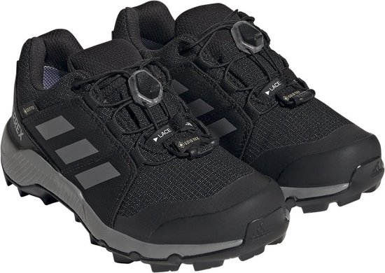 Zwarte wandelschoenen met grijze zool, vetersluiting en 'GORE-TEX' en 'TERREX' logo's.
