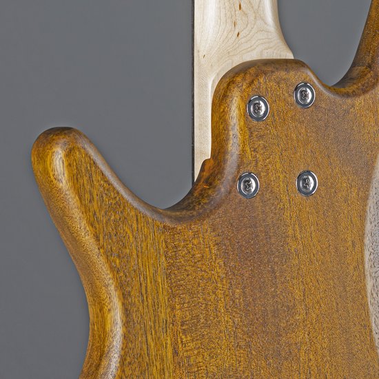 Close-up van de body-hals-verbinding van een bruine elektrische basgitaar, met schroeven.