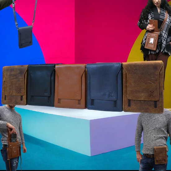 Vlak met vijf leren tassen en modellen met tassen.