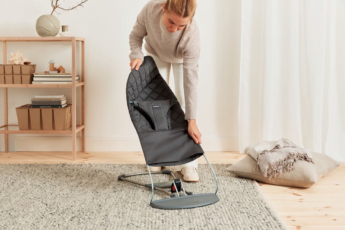 BabyBjörn Wipstoel Bliss - Geweven klassiek quilt - Antraciet - Ergonomisch - Verstelbaar - Inklapbaar thumbnail 2