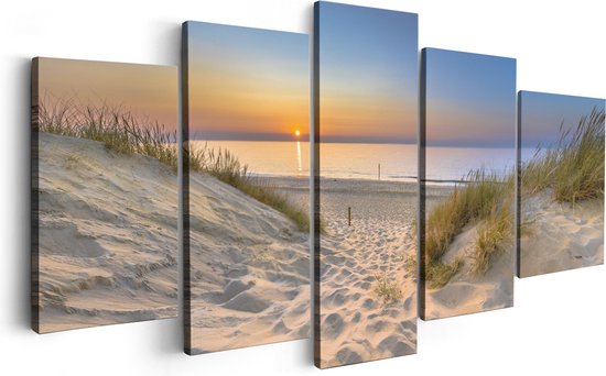 Vijfluik canvasprint van een zandpad door duinen naar de zee bij zonsondergang.