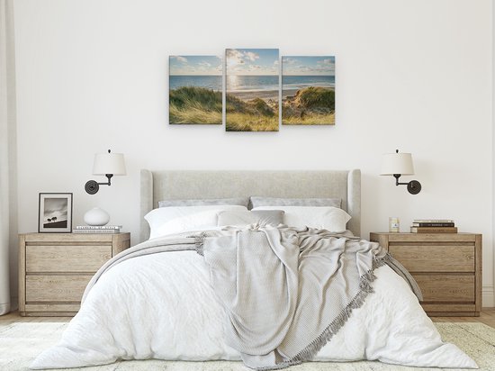 Triptyque d'une plage ensoleillée avec herbes des dunes, mer et ciel, au-dessus d'un lit.