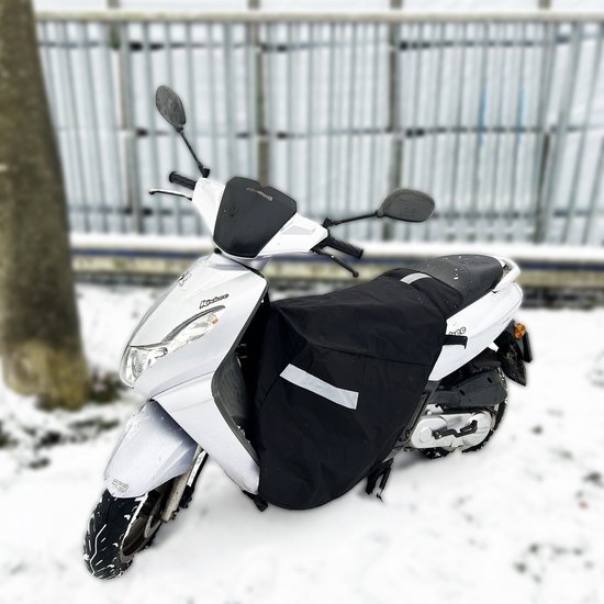 Witte scooter in de sneeuw, van voren gezien, met zwart beenkleed en reflecterende strip.