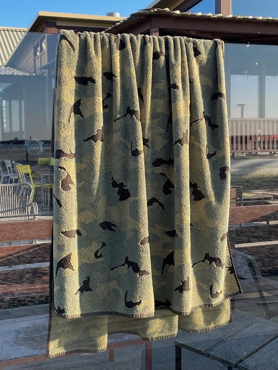 Handdoek in camouflageprint met bruine en groene tinten.