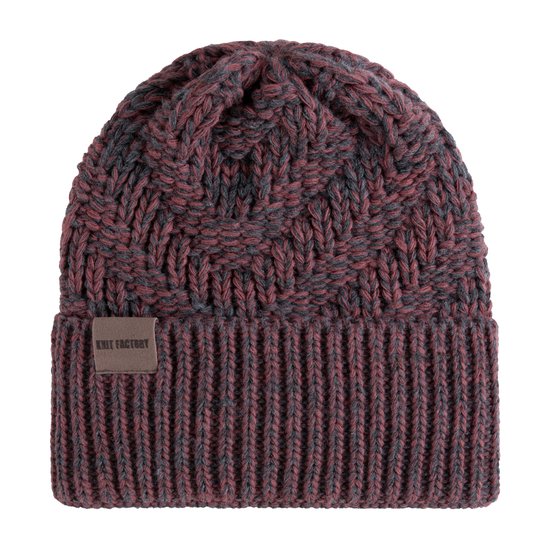 Donkergrijs/rood gemêleerde beanie met grof gebreide kabelpatronen en ribgebreide omslag met logo. De muts is van Knit Factory.