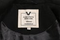 Het label aan de binnenkant van een zwarte jas met de tekst 'A state of art for winter coats' en 'VERSANO'.