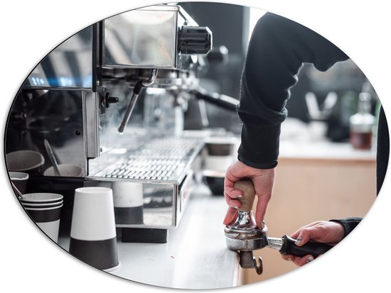 Dibond Ovaal - Koffiezetapparaat - Koffie - Drinken - Bekers - 68x51 cm Foto op Ovaal (Met Ophangsysteem)