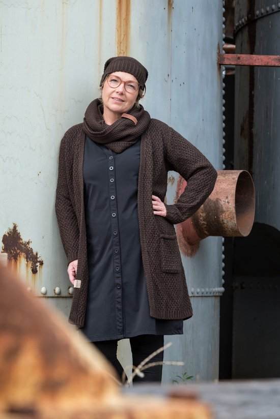 Knit Factory Luna Gebreid Vest Zwart - Gebreide dames cardigan - Middellang vest reikend tot boven de knie - Zwart damesvest gemaakt uit 30% wol en 70% acryl - 40/42 - Met steekzakken