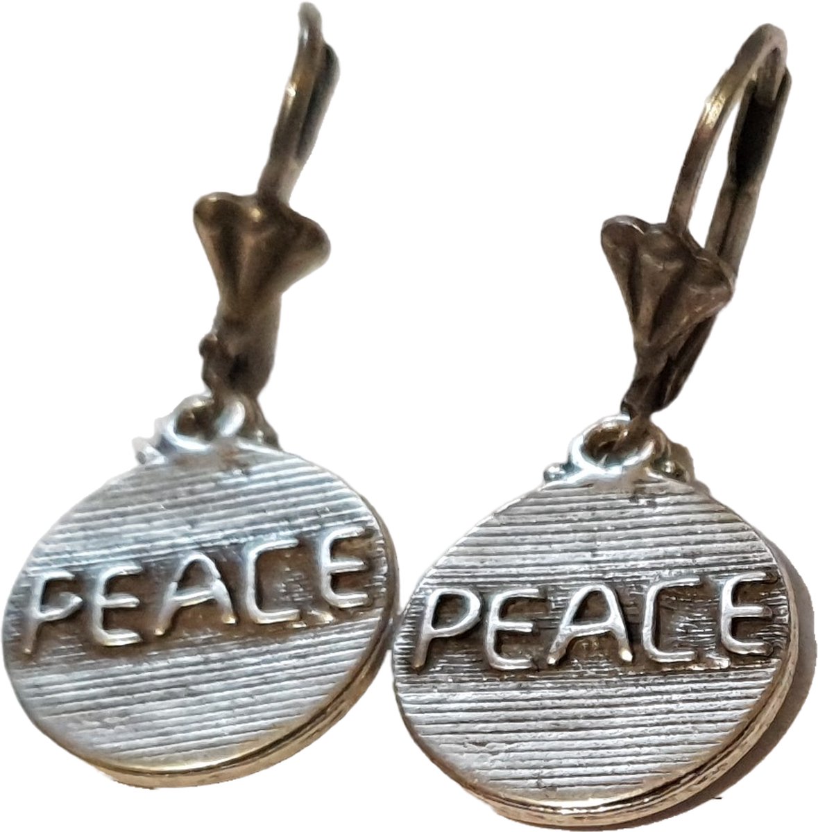 Zeeuws Meisje - Oorbellen Peace = vrede met achterzijde vredesduif, designerskwaliteit verzilverd, met klaphaakjes.