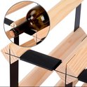 Detailopname van een wijnfles op een houten en metalen wijnrek.
