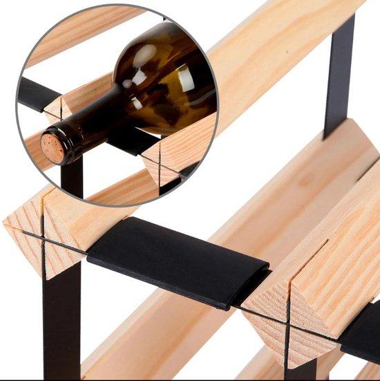 Detailopname van een wijnfles op een houten en metalen wijnrek.