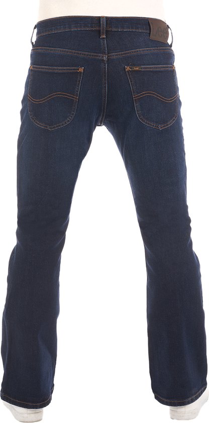 Man in donkerblauwe bootcut jeans van Lee, gezien van achteren.