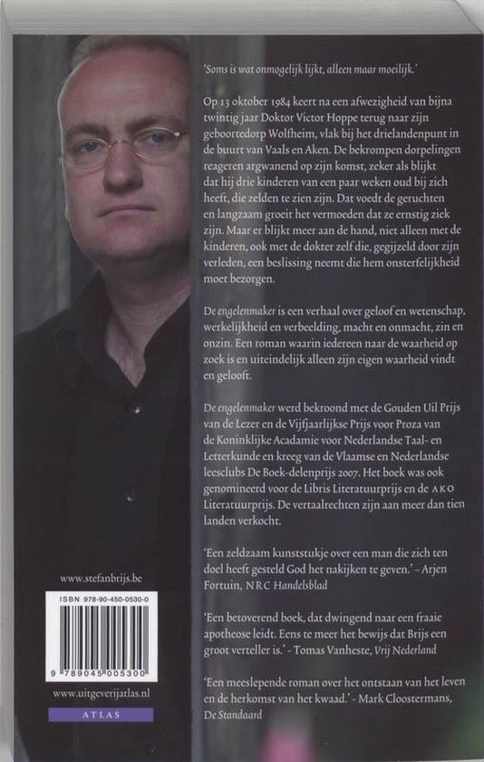 Een man met bril kijkt naar de camera, tekst over de Engelenmaker door Stefan Brijs.