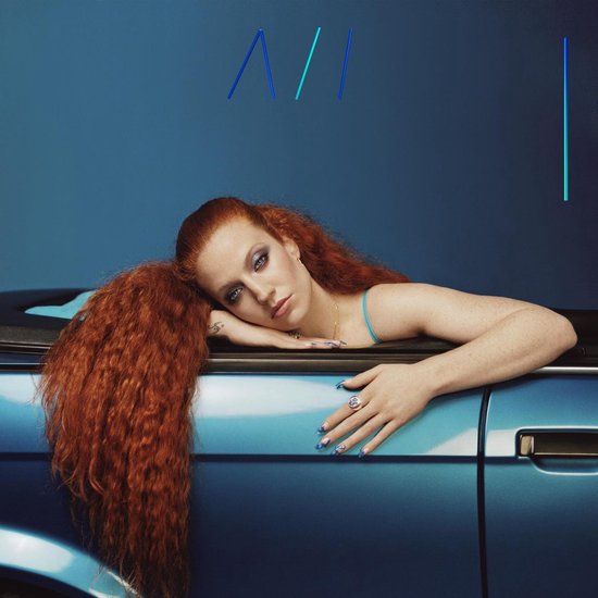 Roodharige vrouw met lange krullen leunt op een blauwe cabriolet. Blauwe en groene lijnen erboven.