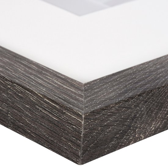 Détail du coin d'un cadre photo gris foncé avec un motif de bois vieilli.