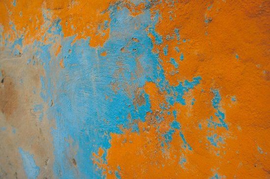 Christchurch ontwikkeling snelweg Betonlook Behang | Oranje vlek op blauwe muur | 376 x 250 cm | Extra Sterk  Vinyl Behang | bol.com