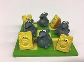 Spelletje  met muizen en kaasblokjes, boter kaas en eieren, tic tac toe