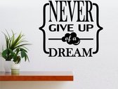 Muursticker - Never Give Up Of A Dream - 50x60 - Zwart