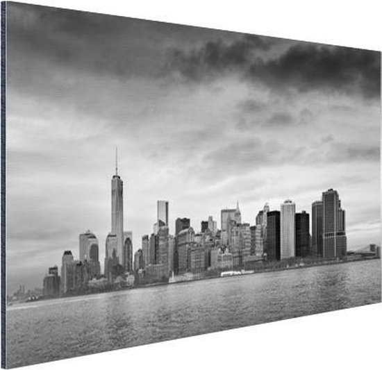 Photo noir et blanc de la skyline de Manhattan avec le One World Trade Center, au bord de l'eau.