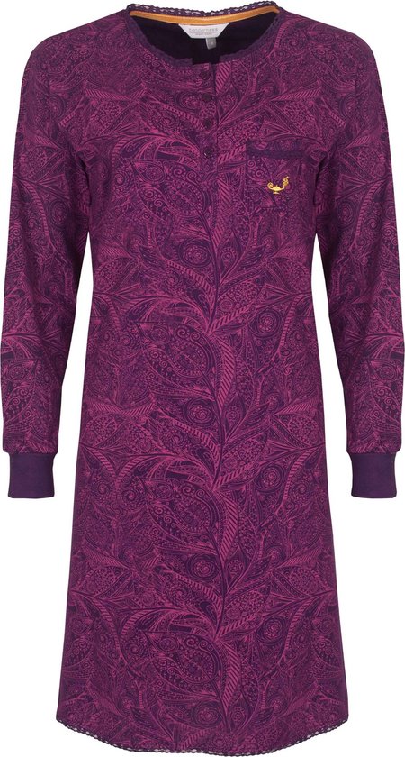 Paars nachthemd met lange mouwen en een delicaat paisley-achtig patroon. Met knoopjes en een opgestikt goudkleurig lampje.