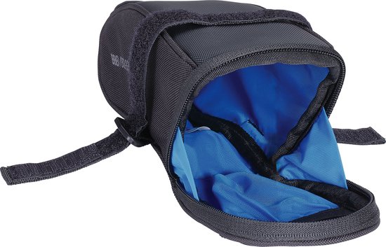Zwarte zadeltas, open met blauwe binnenvoering en klittenbandsluiting.
