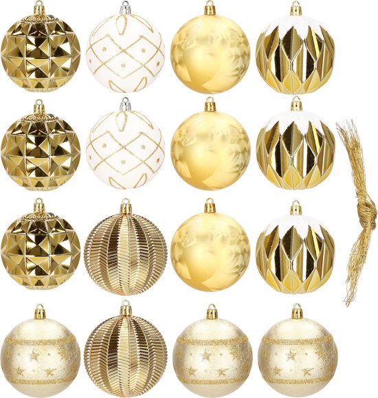 Zestien gouden en witte kerstballen met diverse patronen: ruitjes, ribbels en glitter.