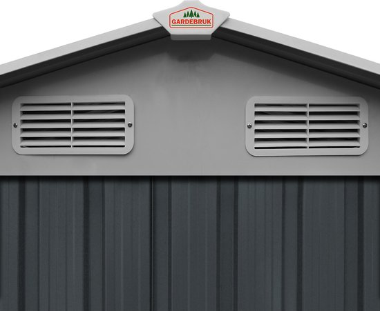 Front van een grijs metalen tuinhuis met twee ventilatieroosters en het Gardebruk logo bovenop.