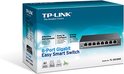 Doos met een TP-Link 8-poorts Gigabit Easy Smart Switch. Zwart apparaat met 8 poorten op de voorkant.