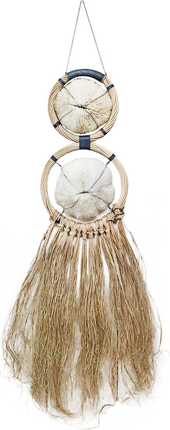 Wanddecoratie met twee ronde, gevlochten elementen met een donker detail en hangende naturel stroken.