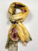 Sjaal met een mix van pioenrozen 30% zijde met 70 % viscose van dun materiaal