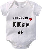 Hospitrix Baby Rompertje met Tekst Coming soon June | Korte Mouw | Cadeau voor Zwangerschap | Bekendmaking | Aankondiging | Aanstaande Moeder