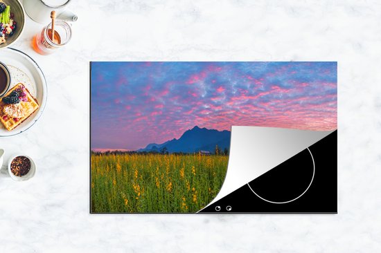 KitchenYeah® Inductie beschermer 89.6x51.6 cm - Bloemenveld voor een berg - Kookplaataccessoires - Afdekplaat voor kookplaat - Inductiebeschermer - Inductiemat - Inductieplaat mat