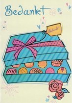 Bedankt! Een mooie kaart om naar iemand te sturen om hem of haar te bedanken. Een afbeelding van een heerlijke doos gevuld met bonbons! Wie lust dat nou niet! Een dubbele wenskaart inclusief envelop en in folie verpakt.