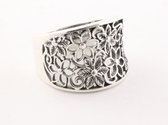 Opengewerkte zilveren ring met bloemenmotief - maat 19.5