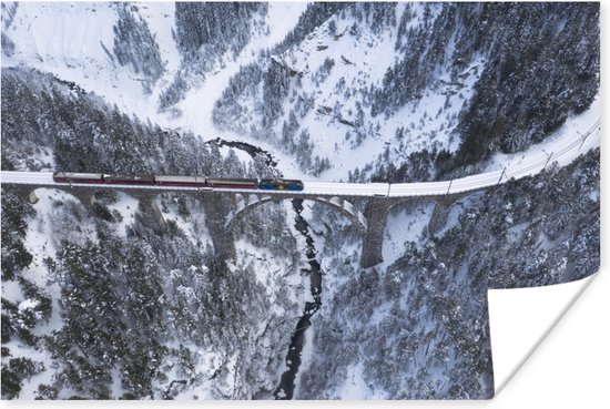 Poster Trein door het winterse landschap van Zwitserland - 30x20 cm
