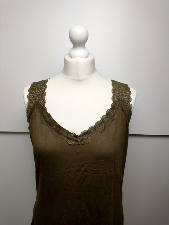 Kaki groen singlet met kanten afwerking langs de halslijn en armsgaten.