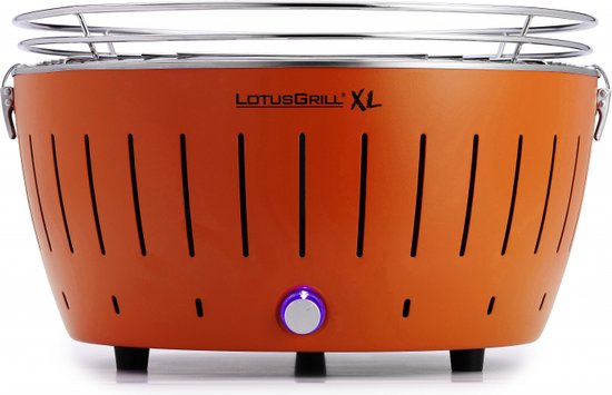 Oranje LotusGrill XL tafelbarbecue met ventilatiegleuven en chromen grillrooster. Logo 'LotusGrill XL' zichtbaar.