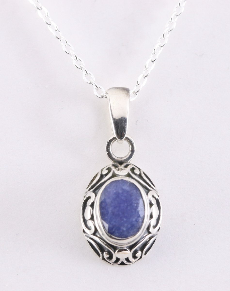 Fijne bewerkte zilveren hanger met blauwe saffier aan ketting