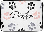 Laptophoes 14 inch - Stay pawsitive - Honden - Quotes - Spreuken - Laptop sleeve - Binnenmaat 34x23,5 cm - Zwarte achterkant