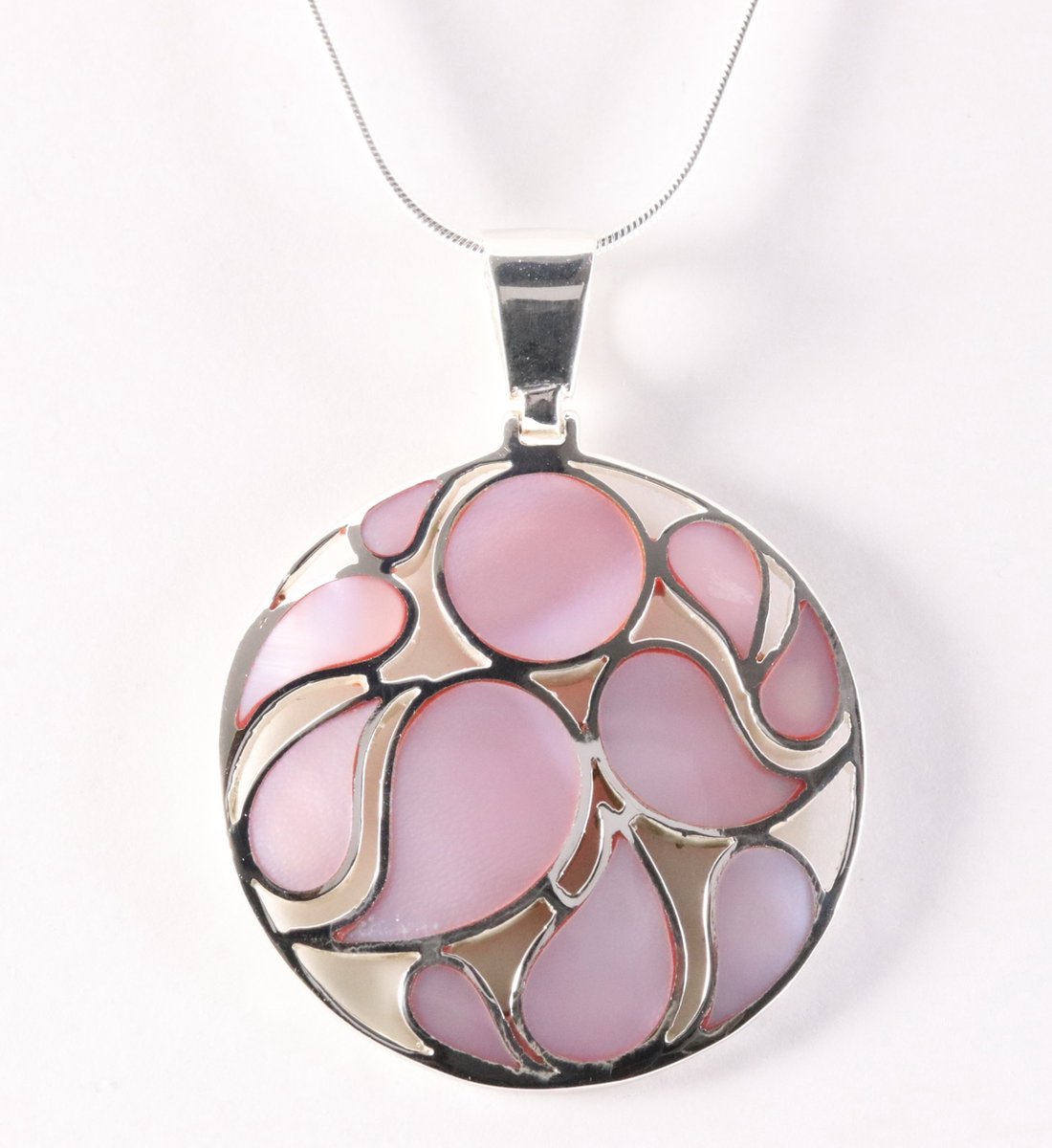 Ronde opengewerkte zilveren hanger met roze parelmoer aan ketting