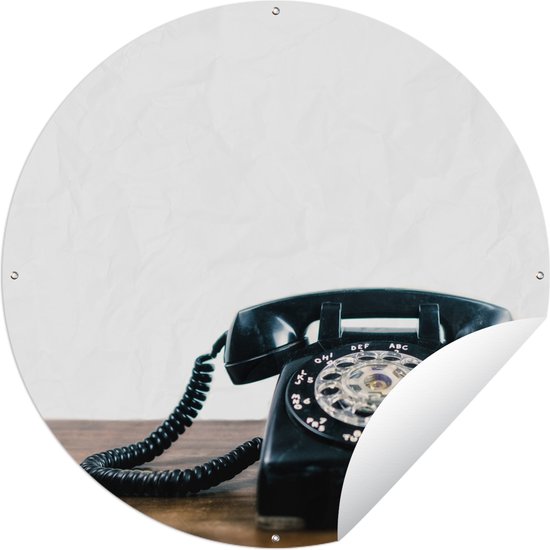 Tuincirkel Illustratie van een zwarte retro telefoon op een houten tafel - 120x120 cm - Ronde Tuinposter - Buiten XXL / Groot formaat!