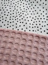 Deken voor kinderwagen of mozes mandje - zwart witte dotsmotief katoen - licht roze wafelstof - 60 x 80 cm