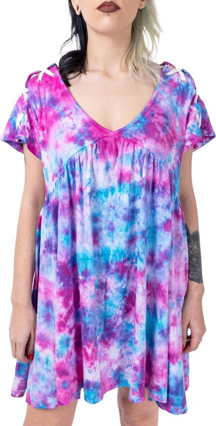 Model draagt een korte roze en blauwe tie-dye jurk met korte mouwen en V-hals met witte veters.