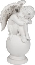 La belle statue Engel avec de longues ailes se repose sur la sphère