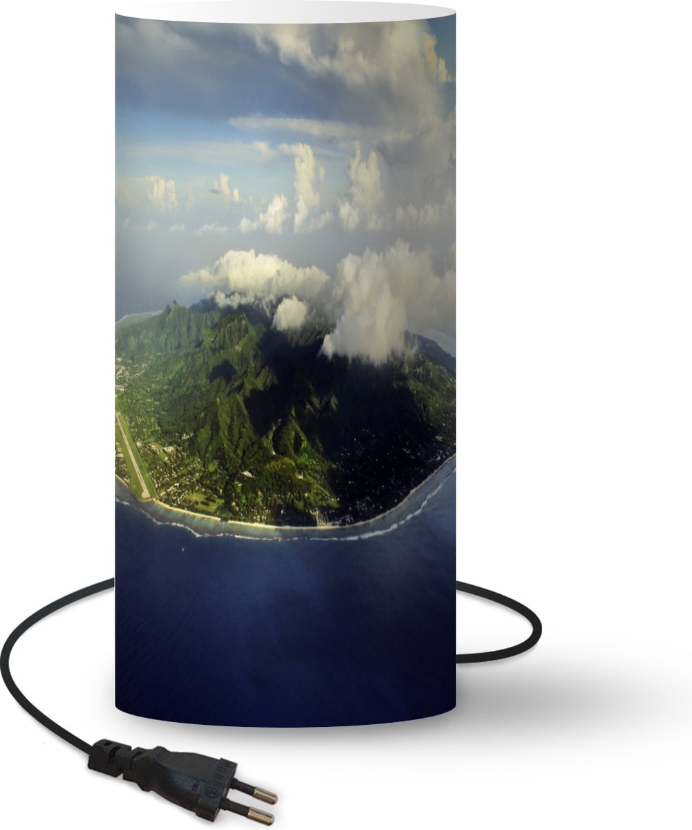 Lamp Vogelperspectief Eilanden - Uitzicht op Rarotonga eiland in vogelperspectief - 33 cm hoog - Ø16 cm - Inclusief LED lamp