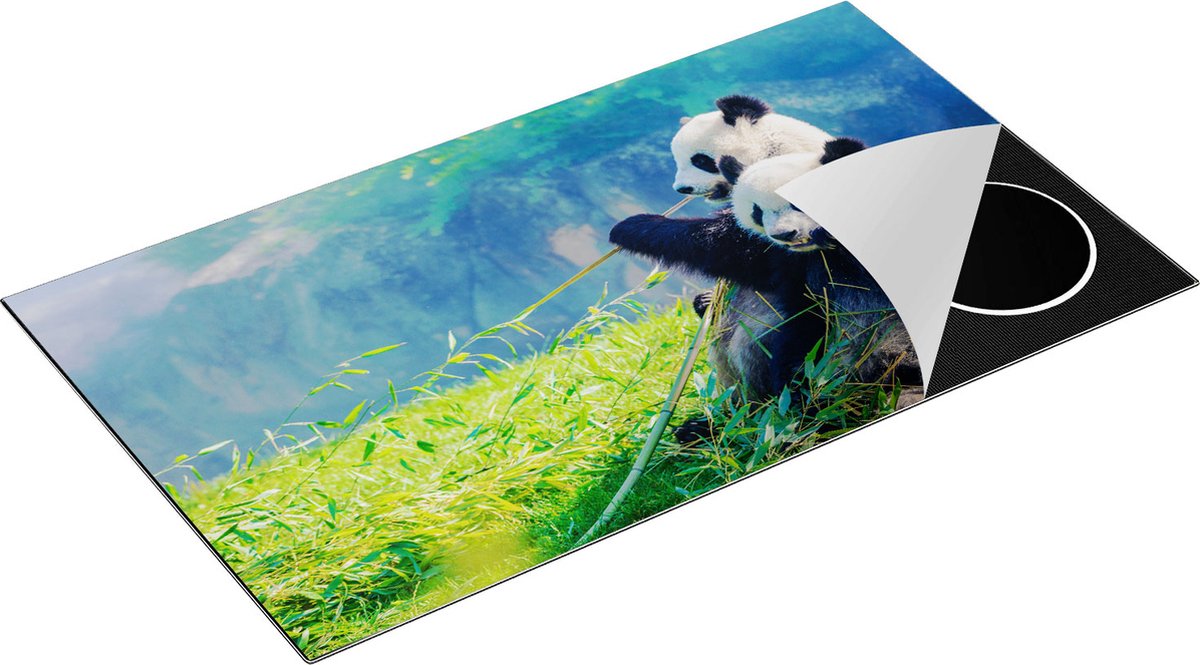 Chefcare Inductie Beschermer Twee Panda's Eten Bamboe Riet - 90x50 cm - Afdekplaat Inductie - Kookplaat Beschermer - Inductie Mat